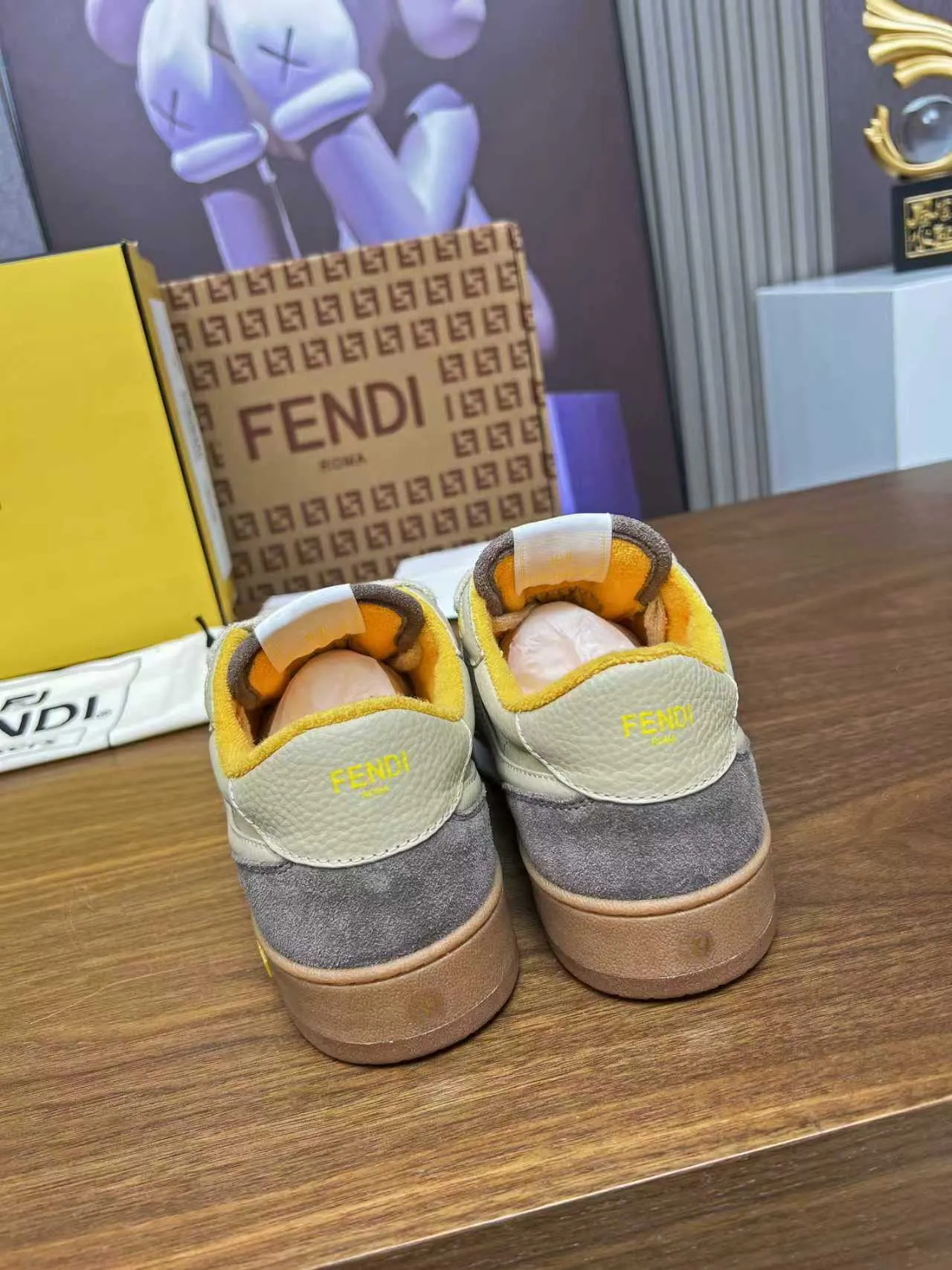 Factory price 660💰 Fendi·Fendi⛳️Hot-selling 35--45 couple model👫 FD match Original purchase for RMB14340 One-to-one reproduction Designer Kim Jones's first sneaker fendi match and Donkey brand Trainer basketball sneakers, fresh blood injected with FF retro design Super good-looking and versatile, the upper is made of cowhide and cowhide splicing combination, with concave and convex double F on the side The logo lining is made of terry velvet 🤗Super soft on the feet, lightweight and comfortable to match with a sweatshirt, original full package! ✦ Fabric: cowhide + cowhide color matching ✦ Lining: original terry velvet lining ✦ Sole: original molded multi-color color matching sole ✦ Sole: mesh injection molding pad ✦ Sole thickness: 3.5cm ✦ Female size: 35--40, female 40 customized ✦ Male size: 39--45, male 45 customized